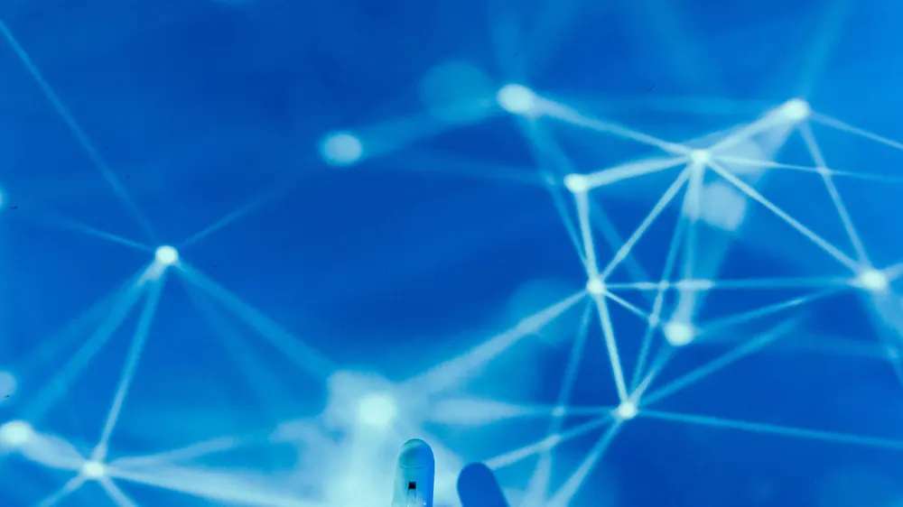 Rete di connessioni digitali su sfondo blu