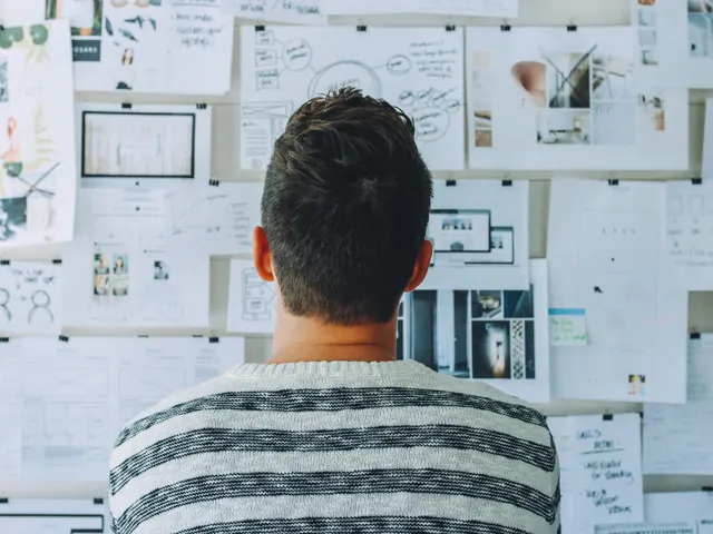 Persona davanti a una parete di idee e progetti